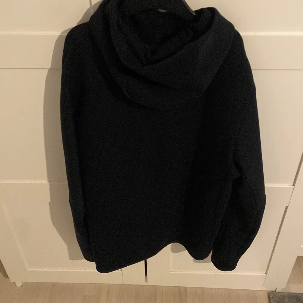 Jag säljer min svarta Nike tech zip up hoodie eftersom att jag knappt använder den. Den är köpt i somras och knappt använd. Den är i jättebra skick. . Tröjor & Koftor.