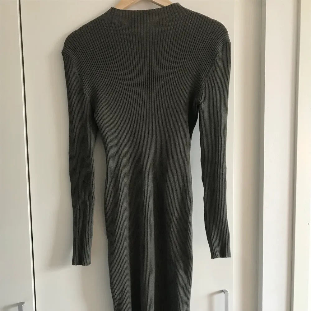 Mörkgrön klänning från H&M. Figurnära men mjukt och stretchigt material. Nyköpt men använd endast en gång. Kan skicka eller mötas i Stockholm! . Klänningar.