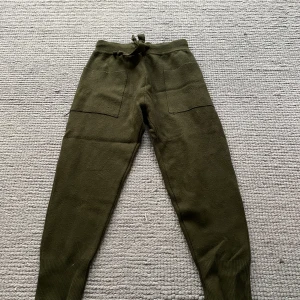 Sweatpants från Zara - Militärgröna sweatpants från Zara