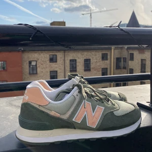 New balance  - Ett par sprillans nya new balance som blev fel storlek då jag köpte dem! Militärgröna med beige/corall detaljer. Storlek 39 men passar nog 38 också!! 😍😍😍 älskar dem! Säljer för 200 PLUS frakt ❤️💥💥💥 köparen står för frakt