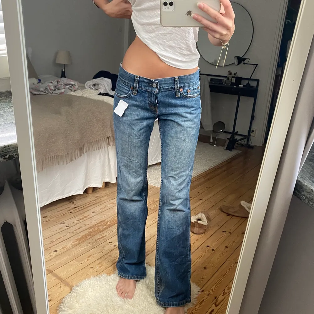 Levis jeans, storlek 27/32, sitter jättebra på mig som är 171. Jeans & Byxor.