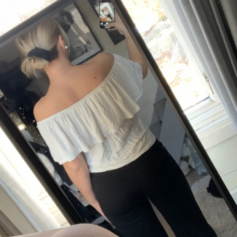 super söt vit offshoulder blus med volang💗 Den är knappt använd så i väldigt gott skick😊 . Blusar.