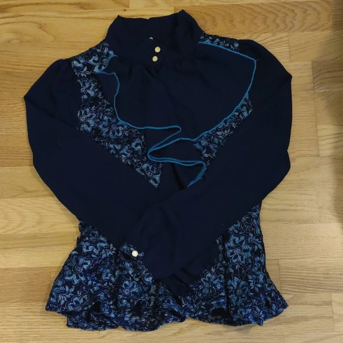 Mörkblå blouse med volanger, Size S - 90