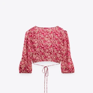 Topp från Zara - Så fin croptop från Zara! Använd 1 gång. Storlek L, men mer som en M😍❤️ Perfekt till sommaren , skriv privat för fler bilder