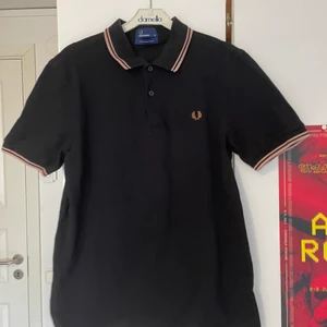 Vintage fred Perry piké  - Vintage Fred Perry Piké från 90 talet, storlek Medium. Svart med rosé glitter detaljer 