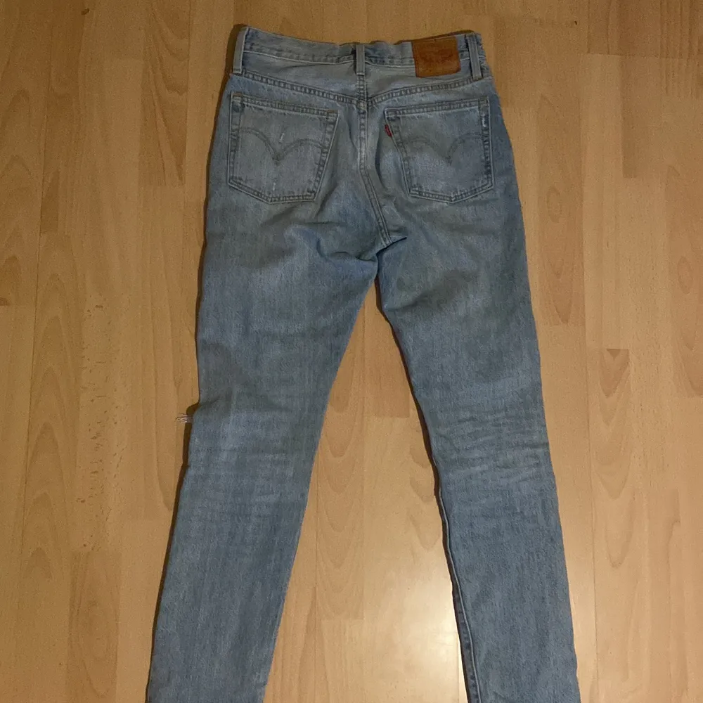 (Första bilden lånad) Säljer dessa svinsnygga Levis jeans som tyvärr är för små för mig😩 De är i strl 27/32. Mid/low waisted och sitter straight. Hör av er vid frågor eller mer bilder!😊 Om det är flera som är intresserade så blir det budgivning!. Jeans & Byxor.