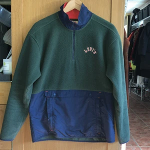 Levis fleece  - Detta är en Levis half zip fleece i storlek small, jag säljer den pga att den inte längre passar