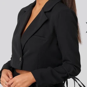 Cropped Blazer NA-KD - Helt ny Cropped blazer med prislapp från NA-KD strl 32 som jag säljer för att storleken var för liten. Bara testad. (Nypris 599) säljer för 280kr. Bilder skickas om interesserad 