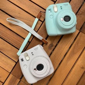 Poloroid kamera - Säljer endast en av de, men du får välja vilken färg du vill ha! De är knappt använda så de har inga repor. Kontakta privat om ni vill ha fler bilder! Båda kommer men ett prickigt ”handtag”, det går att ta bort och sätta på det när man vill! Kontakt