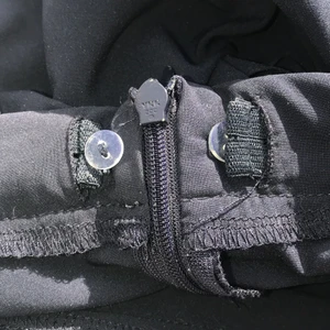 Grunt L - En kjol/ shorts det är en blandning av shorts och kjol på baksidan ser det ut som shorts och framsidan en kjol färg: mörk blå storlek L men skulle säga S XS 