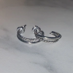 Silver örhängen - Jättesöta dubbel silverörhängen. Aldrig använt förutom för bilden nu. Från gina, köptes för 89 kr