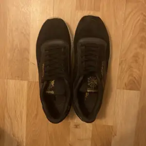 Ny skick Reebok skor, säljer på grund av att dom e för små, väldigt fräscha. Dom är hel svarta med guldiga detaljer med vit sula.