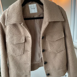 Beige teddyjacka strl S - Supermysig beige teddyjacka, perfekt nu till våren! ☀️ Mycket bra skick i strl S. True to size! Hojta om du har några frågor! 💛