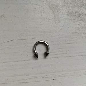 En helt oanvänd septum piercing i kirurgiskt stål. Köpte fel storlek därav säljer jag😇