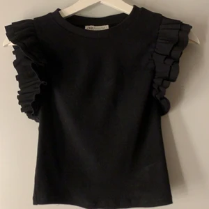 Topp med volang - En topp med volang i ärmarna. Köpt på zara men aldrig använt den. 