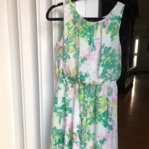 Somrig och härlig klänning från Lindex i storlek XS. Klänningen är i mycket bra skick! 🌸
