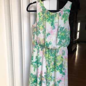 Sommar klänning - Somrig och härlig klänning från Lindex i storlek XS. Klänningen är i mycket bra skick! 🌸