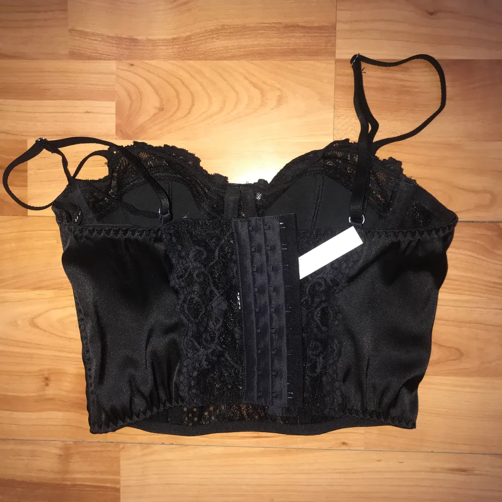 Very sexy black bustier top from urban outfitters. . Toppar.