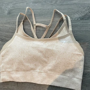 Gymshark sportbh adept - ADAPT FLECK SEAMLESS SPORTS BRA från gymshark. Helt ny!!! Oanvänd. Köpte den förra månaden  :). Säljes för att jag upplever den lite för trång. Storlek s. Nypris 499 kr plus frakt. Mitt pris 350 kr 