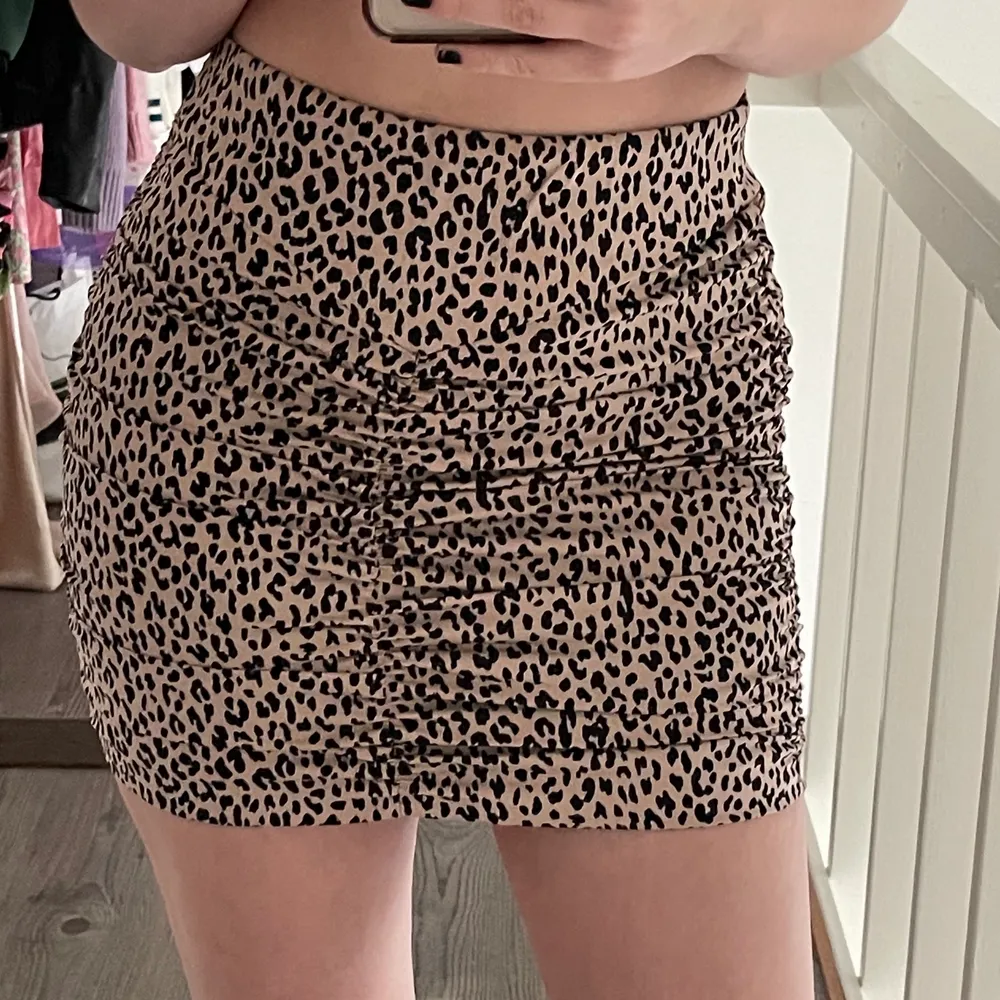 Rynkad leopard kjol från Zara!! Aldrig använd och helt slutsåld! Super snygg och lite liten för mig med st38/40 lite bredare höfter, men skulle säga att den passar dig med ca st.xs-S. Kjolar.