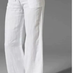 Linnebyxor  - Vita linnebyxor i storlek XL men skulle säga att de även passar L. Inte genomskinliga, använda kanske 10 gånger max! Har två fickor och är inte korta, hör av er vid frågor❤️ 