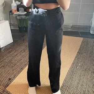 Kostymbyxor - Svarta kostymbyxor från Lindex super fina säljer för att fick ett par nya! (Insydda i midjan syns knappt tänks inte på) !! Går att sprätta !! Även (uppsydda i benen) men sitter super fint oavsett knappen lite svårt att knäppa annars super💕☺️