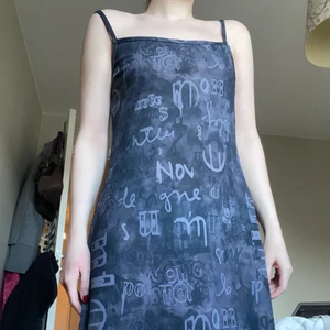 Graphic klänning - Grå/blå klänning som är superfin! Liknande ett nattlinne. Aldrig använd och köpt på humana