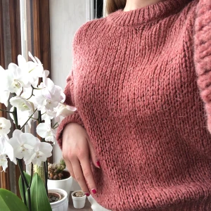 Rosa stickadtröja, strl: M - Säljer denna rosa stickadetröja då jag inte har använder den. Har några år på nacken men är knappt använd. Är köpt från Bikbok och är i storlek M. Är wool blend. ✨ köparen står från frakten. 