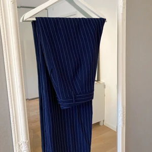 👔Kritstrecksrandiga kostymbyxor Gestuz👔 - Underbara kostymbyxor från Gestuz, höga i midjan och raka i benen. Fodrade med satin så väldigt sköna att ha på sig! Bra längd på mig som är 175cm🖤 nypris 1300kr