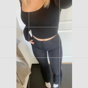 Svarta kostymbyxor  - Säljer dessa sjukt fina kostymbyxor från bikbok då jag har två! Dessa i endast testade så inga defekter! Egna bilder! Strlk 36. formar kroppen sjukt fint, lite tajtare runt magen och sen framhävs rumpan på ett fint sätt. Perfekt midjelängd. Skriv vid frågor eller funderingar kan skicka fler bilder osv! Vill ha sålda snabbt så kan skicka i princip vilken dag som hälst, skickar med spårbart☺️❤️