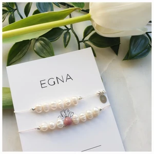 Armband sötvattenspärlor  - Handgjorda öronhängen gjorda av sterling silver och röda bomullstofsar  On du vill köpa kontakta med mig eller du kan göra det direkt genom min hemsidan.   egnajewelry.com