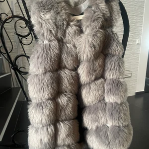 Pälsväst med fake päls  - Jag säljer min pälsväst som endast har använts 2 gånger, den sitter perfekt på och är bra för dig som vill festa till det ibland. Västen är sann till storlek och passar perfekt över en kofta, hoodie eller cardigan. Västen är köpt för 699kr men säljs för 599kr, dock kan pris diskuteras. Köparen står själv för frakten!