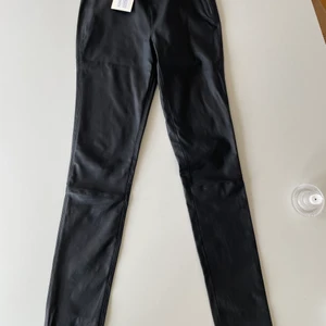 Skinnbyxor - Skinnbyxor, svarta av märket Levete Room. Säljes pga felköp, lapp sitter kvar. Nypris: 3499:-