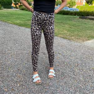 Kostymbyxor i leopardmönster från hm, har blivit för små. Köpare står för frakt🙌🏼🙌🏼🥰