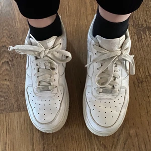 Air force one  - Hej, säljer nu mina Nike air force 1 pga att dom är för stora, de är i stl 40! Skorna är inte tvättade, dom ska tvättas nästa vecka på måndag så jag kommer till min pappa där de är❤️Kom privat för intresse! Inga osäriösa köpare❤️Köpare står även för frakt❤️Ny pris är 1200 från Zalando❤️
