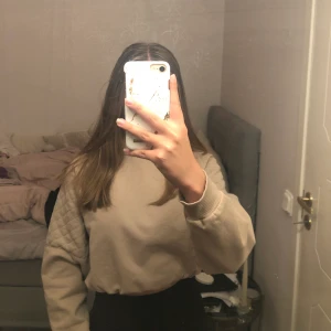 Gina Tricot tröja - Super skön tröja från Gina Tricot i storlek XS, mycket bra skick. Tröjan är croppad och har resor i midjan. 🤎