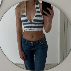 Virkad topp - Egenvirkad randig topp med justerbar snörning i ryggen. Kan göras i andra färger och storlekar efter önskemål🥰 