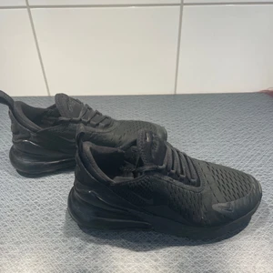 Nike Air Max 270 svarta - Säljer dessa populära & snygga skor i mycket bra skick då jag knappt använt dom pga för liten storlek. Hittar ej kvittot och blir då tvungen att sälja dom.  Kan mötas upp i Göteborg men frakt går även bra! (Pris kan diskuteras)