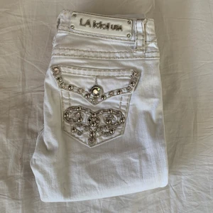 La idol - Såå fina jeans från la idol som jag tyvärr måste sälja då dom är lite stora på mig. Lågmidjade och skinny, en diamant på ena fickan har åkt av. MÅTT: midjan rakt över- 37cm, midjan runt om- 72 cm, innerbenslängd- 76 cm🌸 Har tyvärr inga bilder på då dom inte passar mig💕 300kr plus frakt