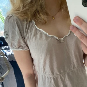 Odd molly - Plagget har ett litet stygn, fick knappt fokus på det för det var så litet. Därav sett billiga priset. Inköptes för 500kr! Storleken fungerar mellan S-M. 💖💖