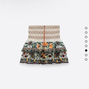 Populär kjol från Zara - Trendig kjol i helt nyskick!! Aldrig använd, dock har jag klippt bort lapparna💕 (lånad bild) köpt för 399 kr, slutsåld!!