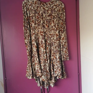 Klänning storlek 38 - En klänning som jag inte använder längre och som har blivit lite för stor. Använt några gånger men är i fint skick 