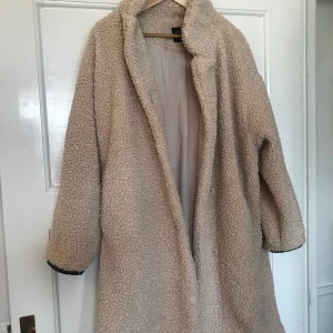 Beige jacka - Fin beige jacka i teddytyg.
