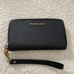 Michael kors plånbok, nypris ca 1400kr. Nötta handtag se bilder, i övrigt fint skick! 300kr