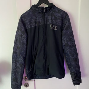EA7 jacka  - EA7 emporio armani jacka med bra skick, ända problemet är innerfickans dragkedja som har lostnad från ena sidan(se bild 3). Storleken står ej i jacka men upplevs som S/M. Köpare står för frakt