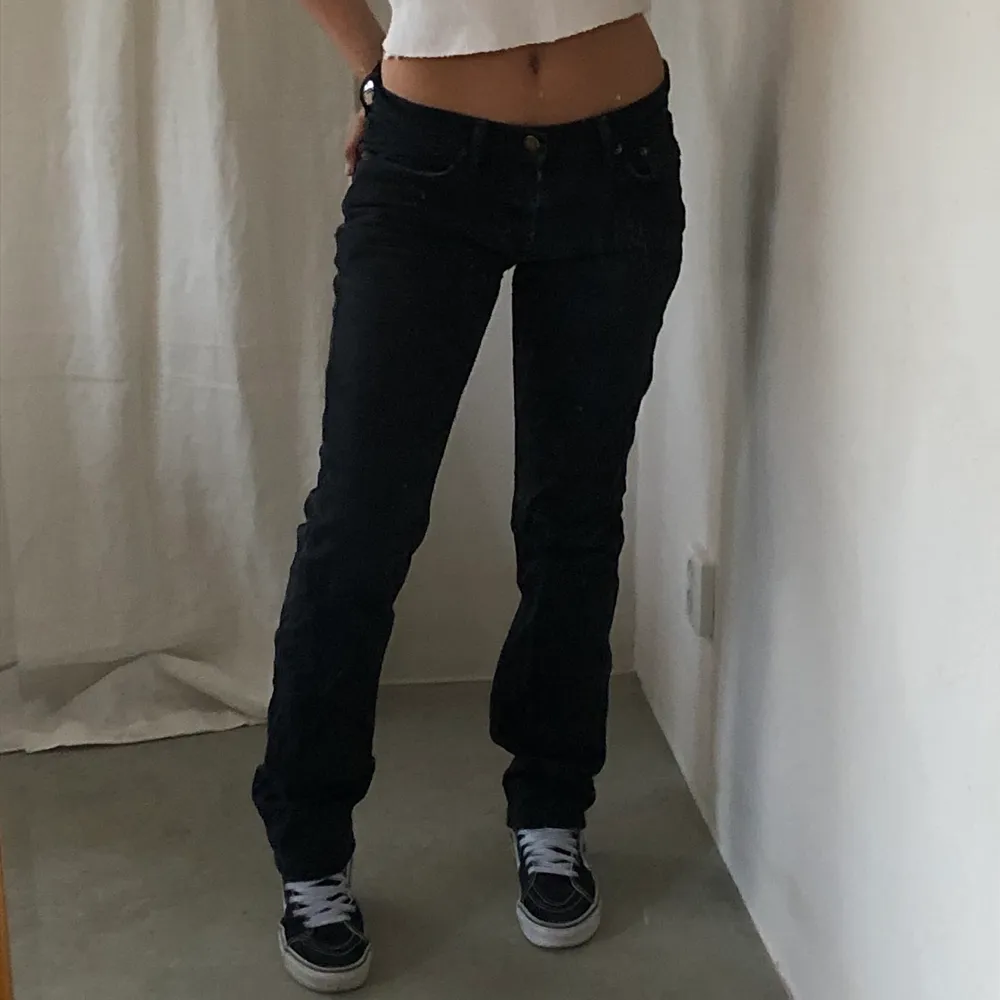 Ett par svarta lågmidjade Levis jeans i modell 511 som jag inte använder längre. Startar budgivning om det är många intresserade 💕💕 . Jeans & Byxor.