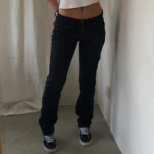 Ett par svarta lågmidjade Levis jeans i modell 511 som jag inte använder längre. Startar budgivning om det är många intresserade 💕💕 