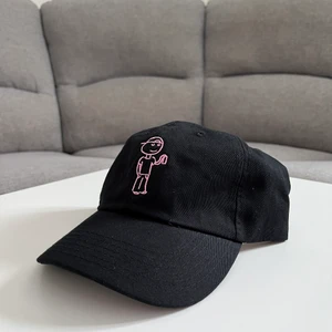 Keps  - Säljer svarta kepsar med egen gjord brodyr i tre olika färger. Vit, rosa och blå. Kepsen har ett metallspänne som gör storleken justerbar. Vi har begränsat antal🤍 kunden står för frakt 📦 