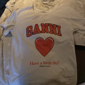 Ganni t shirt  - Säljer nu min Ganni t-shirt i fint skick som jag endast använt fåtal gånger❤️