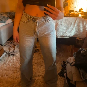 Baggy midrise blåa jeans  - Jätte snygga baggy jeans som är köpta från nakd för ett tag sedan, lite slitna ner till men gott som nya 